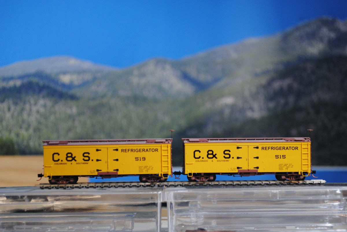 Two MicroTrains reefers